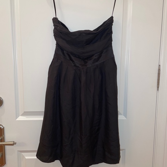 Luxurious strapless dress with ruffle detail black - Picture 3 of 4